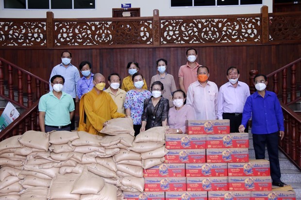 COVID-19  don de bouddhistes vietnamiens au Laos pour les personnes en difficulté